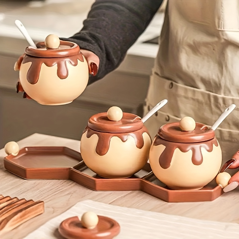 Ceramiczne pojemniki na przyprawy z łyżeczkami – beżowo-brązowy wystrój kuchni, mini słoiczki na przyprawy