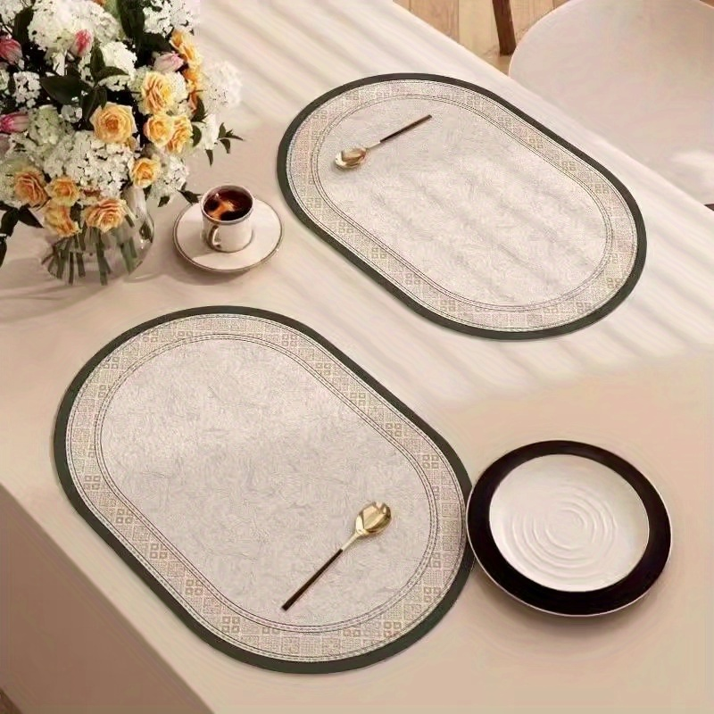 4-piece set of non-slip faux leather placemats, heat-insulating and easy to clean.