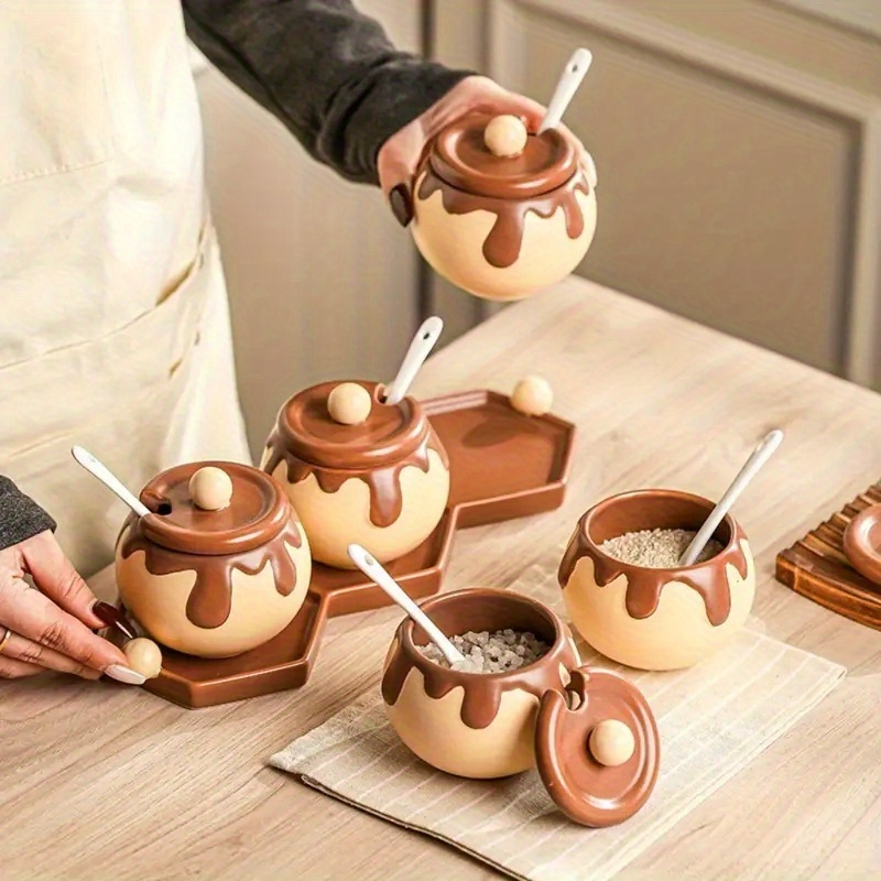 Ceramiczne pojemniki na przyprawy z łyżeczkami – beżowo-brązowy wystrój kuchni, mini słoiczki na przyprawy