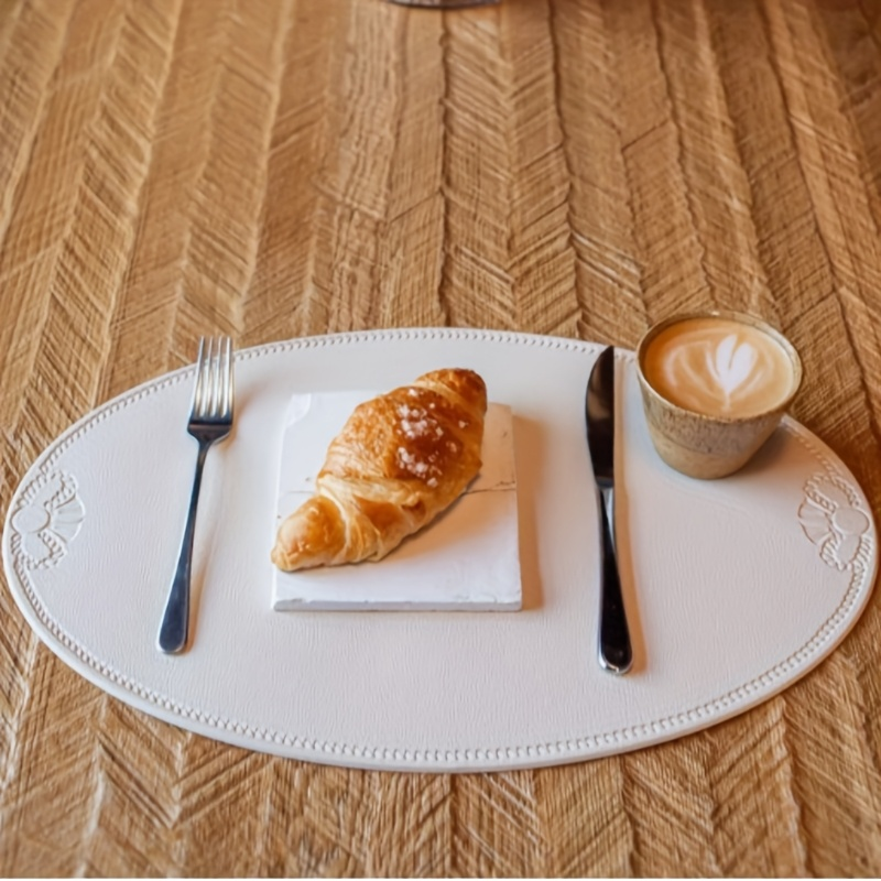 4-piece pack, 30x45 cm, oval embossed placemats, non-slip and durable.