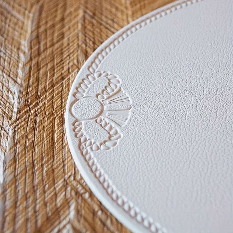 4-piece pack, 30x45 cm, oval embossed placemats, non-slip and durable.